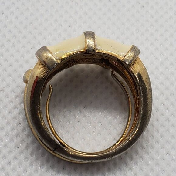 Vintage Cream & Gold Tone Ring - Picture 6 of 6